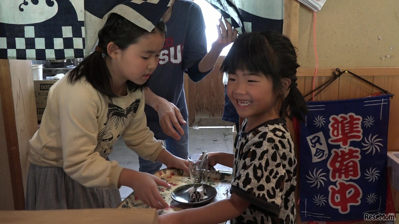 映画「屋根の上に吹く風は」　(c) SAKAE ASADA