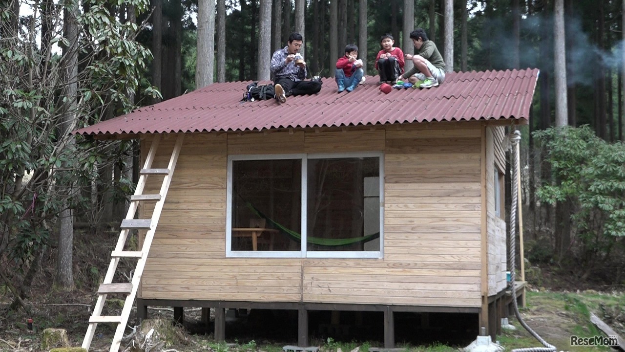 映画「屋根の上に吹く風は」　(c) SAKAE ASADA