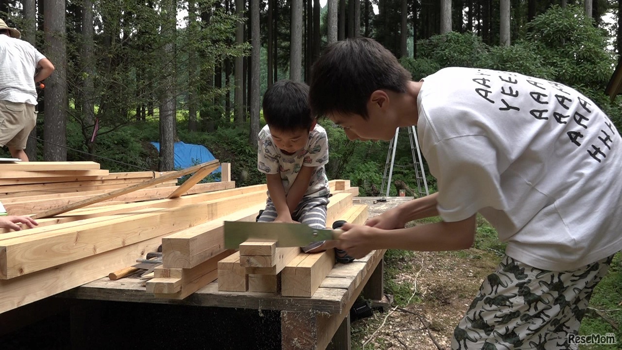 映画「屋根の上に吹く風は」　(c) SAKAE ASADA