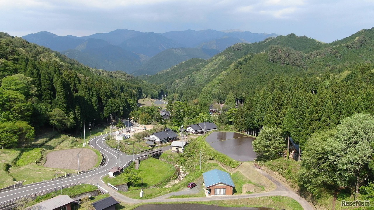 映画「屋根の上に吹く風は」　(c) SAKAE ASADA