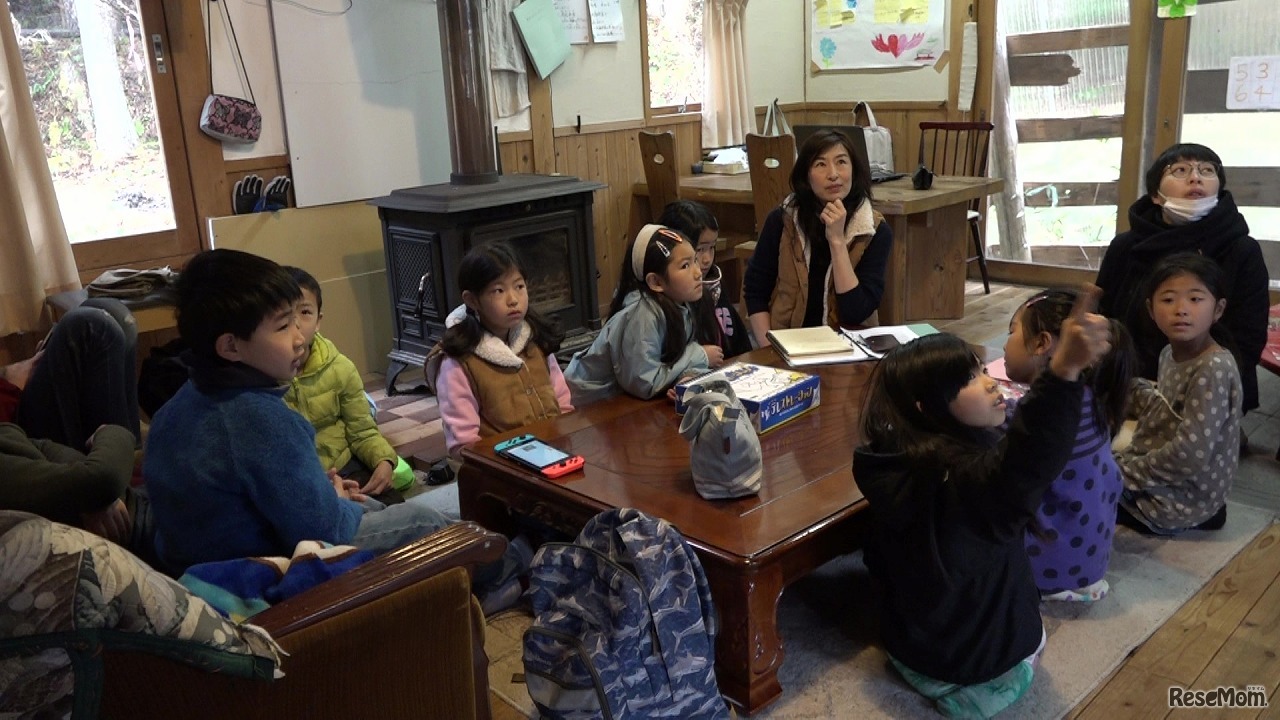 映画「屋根の上に吹く風は」　(c) SAKAE ASADA