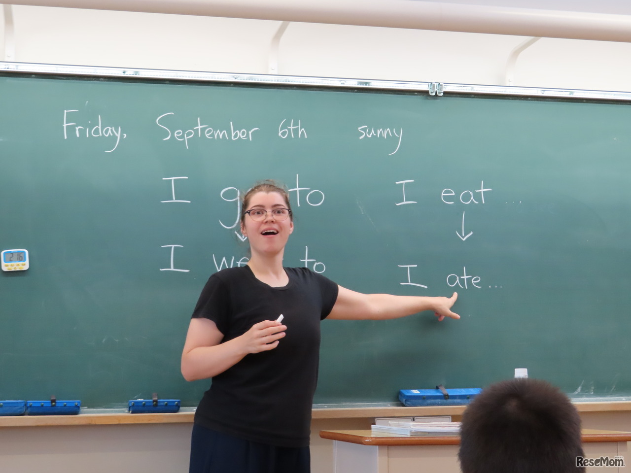 2年生の授業のようす。ネイティブの先生による授業