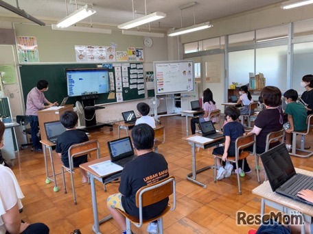 GIGAスクール用PCを有効活用、まちづくり団体が小学校でプログラミング教室開催