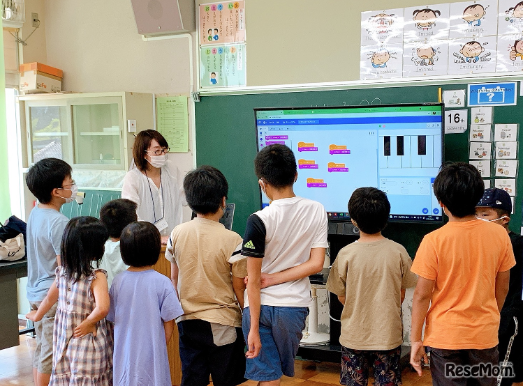 GIGAスクール用PCを有効活用、まちづくり団体が小学校でプログラミング教室開催