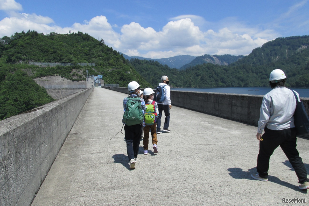 ダムの一番上部にあたる天端（てんば）を進む（6月撮影時のようす）