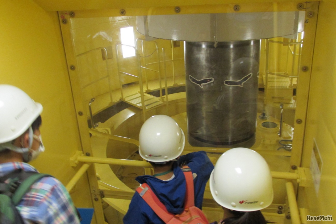 運転停止で止まっていた回転軸。運転時はイヌワシが飛ぶように見えるという（6月撮影時のようす）