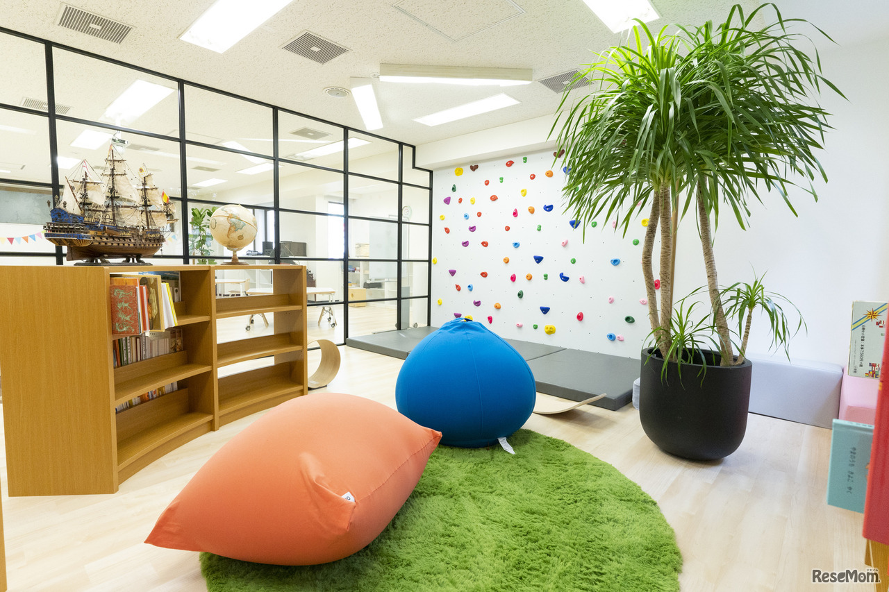 書棚の裏にはリラックススペースも