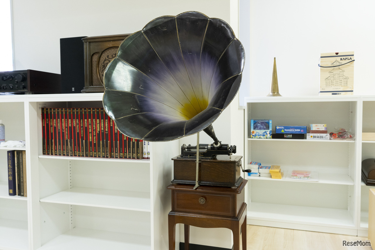 室内にはエジソンの「蓄音機」。子供のうちから本物に触れる経験を大事に