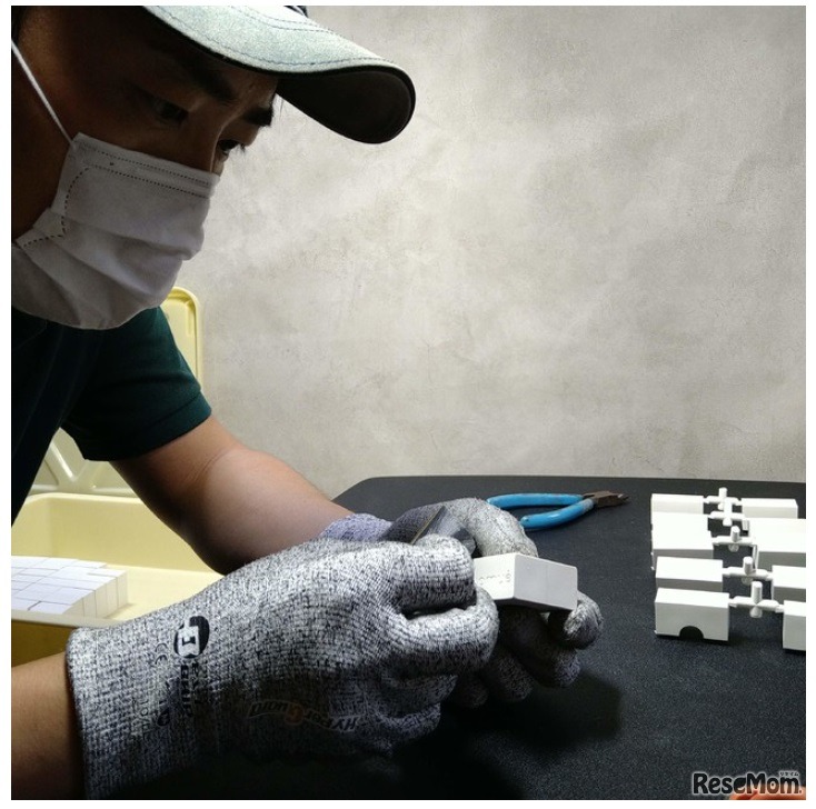 手作業で丁寧にやすりがけをして仕上げる