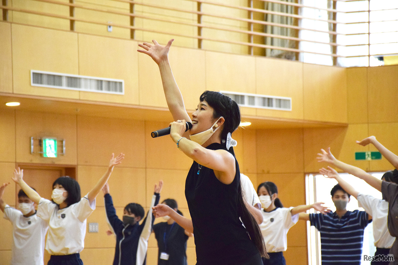 「一緒に作品作りをさせていただくような気持ちで臨みました」という講師の花柳まり草さん。 「明るく真っ直ぐな生徒さんばかりで、私たちも楽しく授業をさせていただくことができました。『こんな風に生きたい』と志をもった時、その志に近づくために必要なのは好奇心をもち続けることと、歩みを止めないことだと思っています。 無駄なことは何ひとつありません。 学校生活をとことん楽しんでください。」と生徒たちにエールを送った