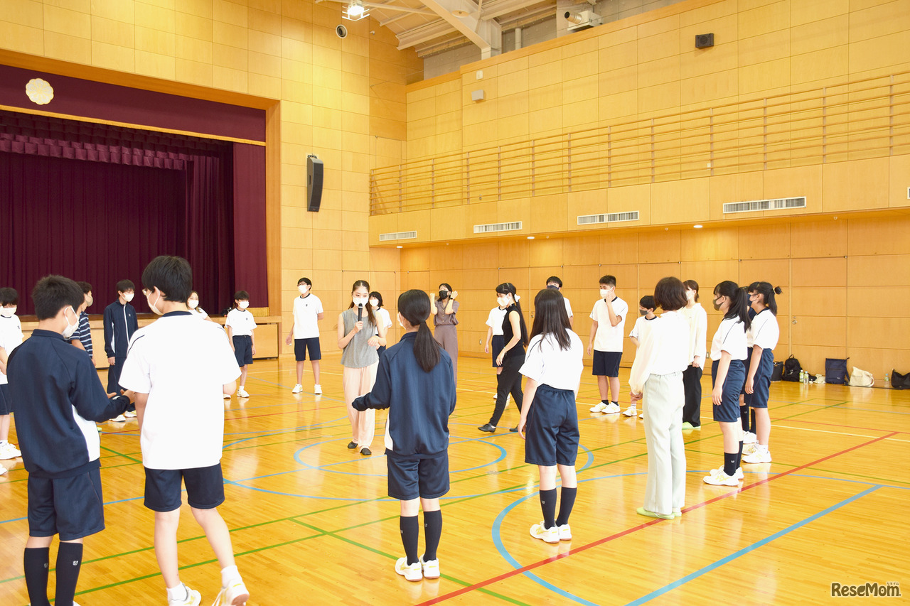 タカラジェンヌを講師に招いた「表現」の授業のようす。プロの動きを見ながら自分の身体を思い切り動かす時間から自己表現の大切さを学ぶ