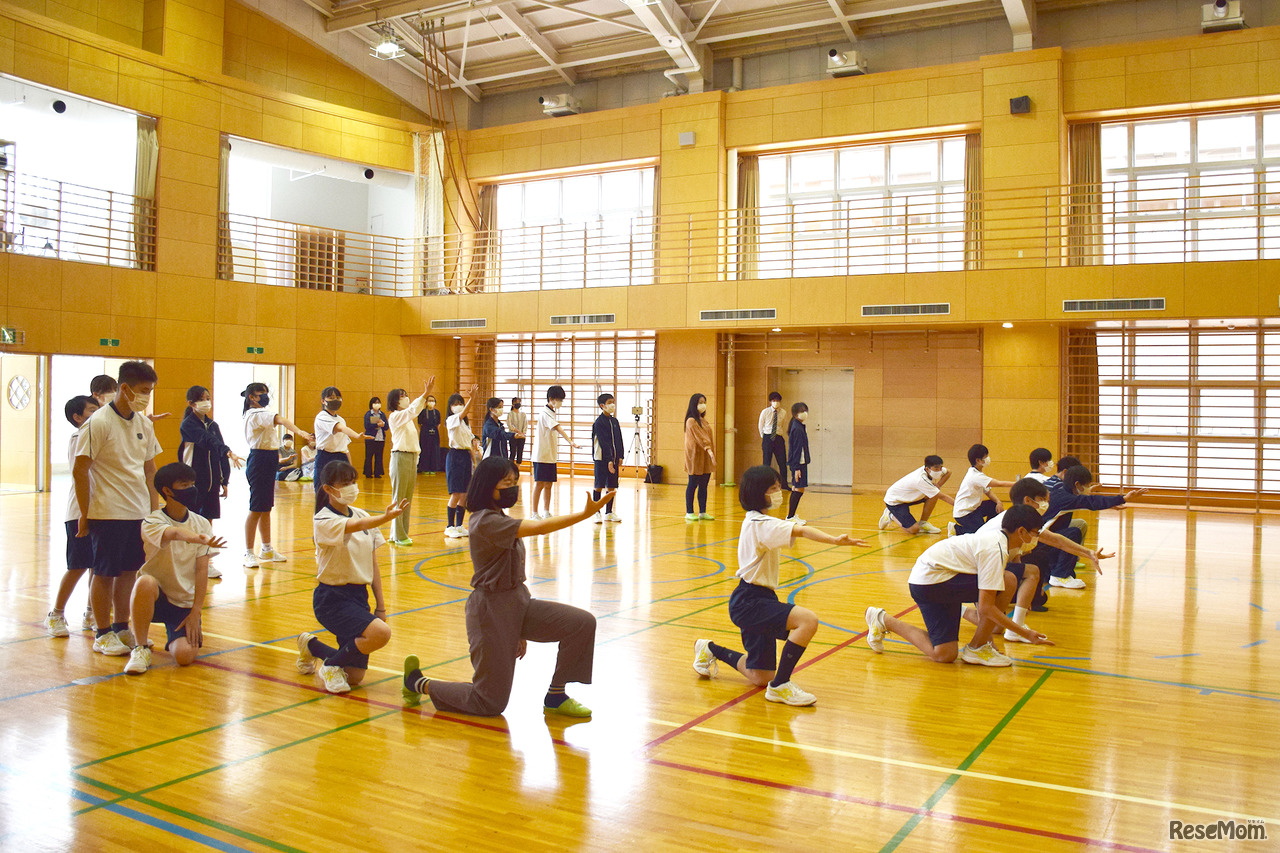 タカラジェンヌを講師に招いた「表現」の授業のようす