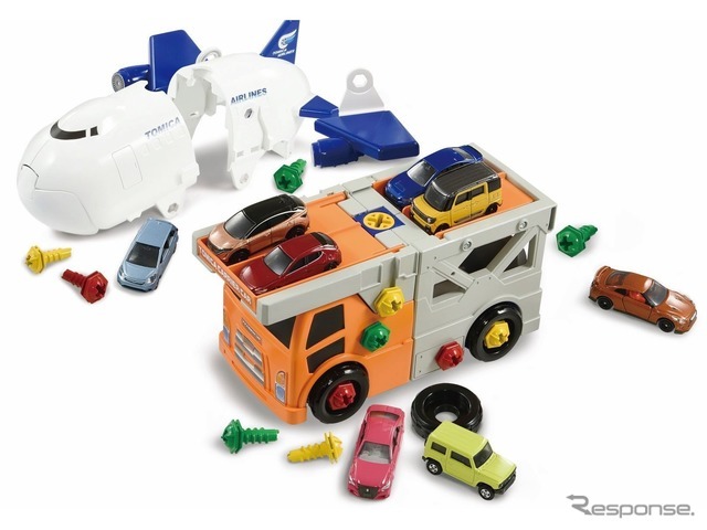 幼児・知育玩具部門2位：タカラトミー・トミカくみかえアクション！ キャリアカー＆カーゴジェットセット