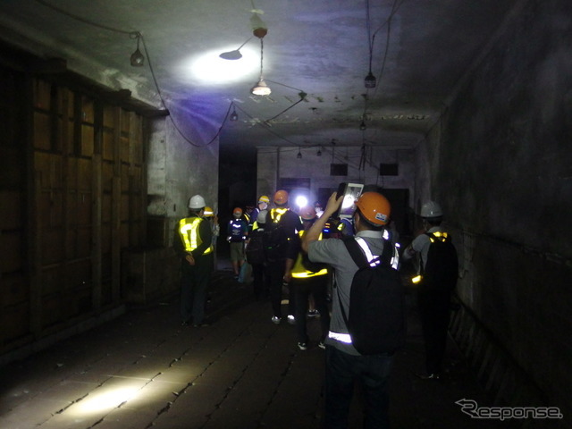 下りホーム“コンコース”。左の壁の向こうがホーム。