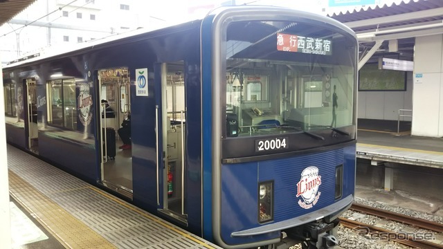 最終登板日に西武球場前駅に留置される20000系の三代目「L-train」。