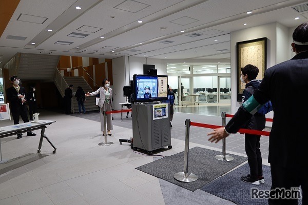 2/1、芝浦工大附属中第1回試験の会場のようす（サーモグラフィーによる検温）