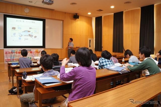 中学生がハイブリッドカー組み立て＆試乗を体験