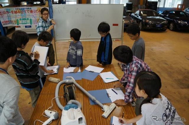 中学生がハイブリッドカー組み立て＆試乗を体験