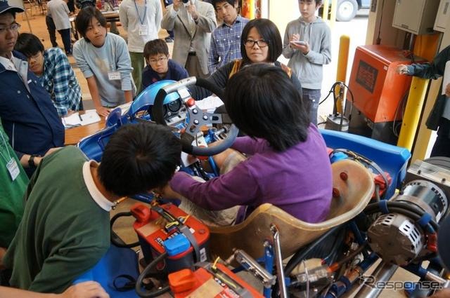 中学生がハイブリッドカー組み立て＆試乗を体験