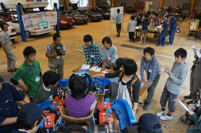 中学生がハイブリッドカー組み立て＆試乗を体験
