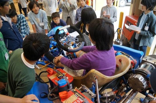 中学生がハイブリッドカー組み立て＆試乗を体験