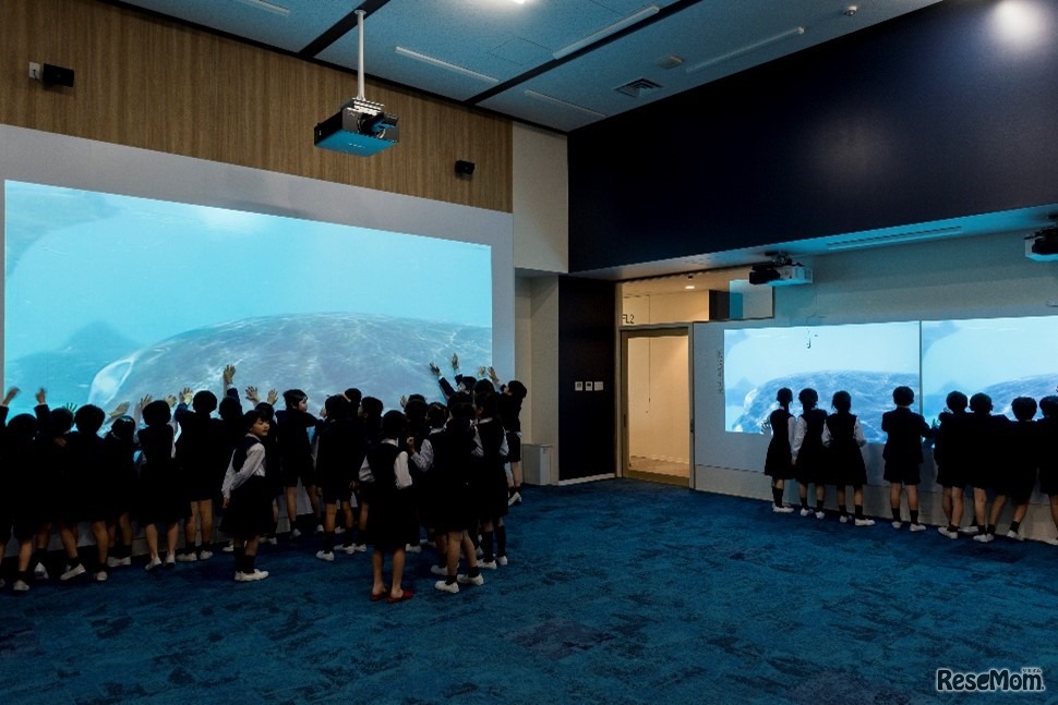 メディアラボ内のフューチャーラボは、3階に220インチ、2階に150インチの大型スクリーンを常設。迫力ある映像を投影したり、教室で作成した資料を大画面で表示・プレゼンテーションしたり、よりアクティブに学ぶことができる