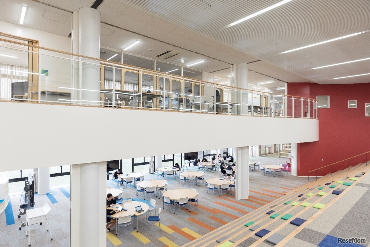 メディアラボ内のアクティブスペースは、ライブラリーとつながる開放的なスペース。図鑑やタブレットPCを使用して調べ学習を容易に行ったり、大階段はプレゼンテーションにも利用可能