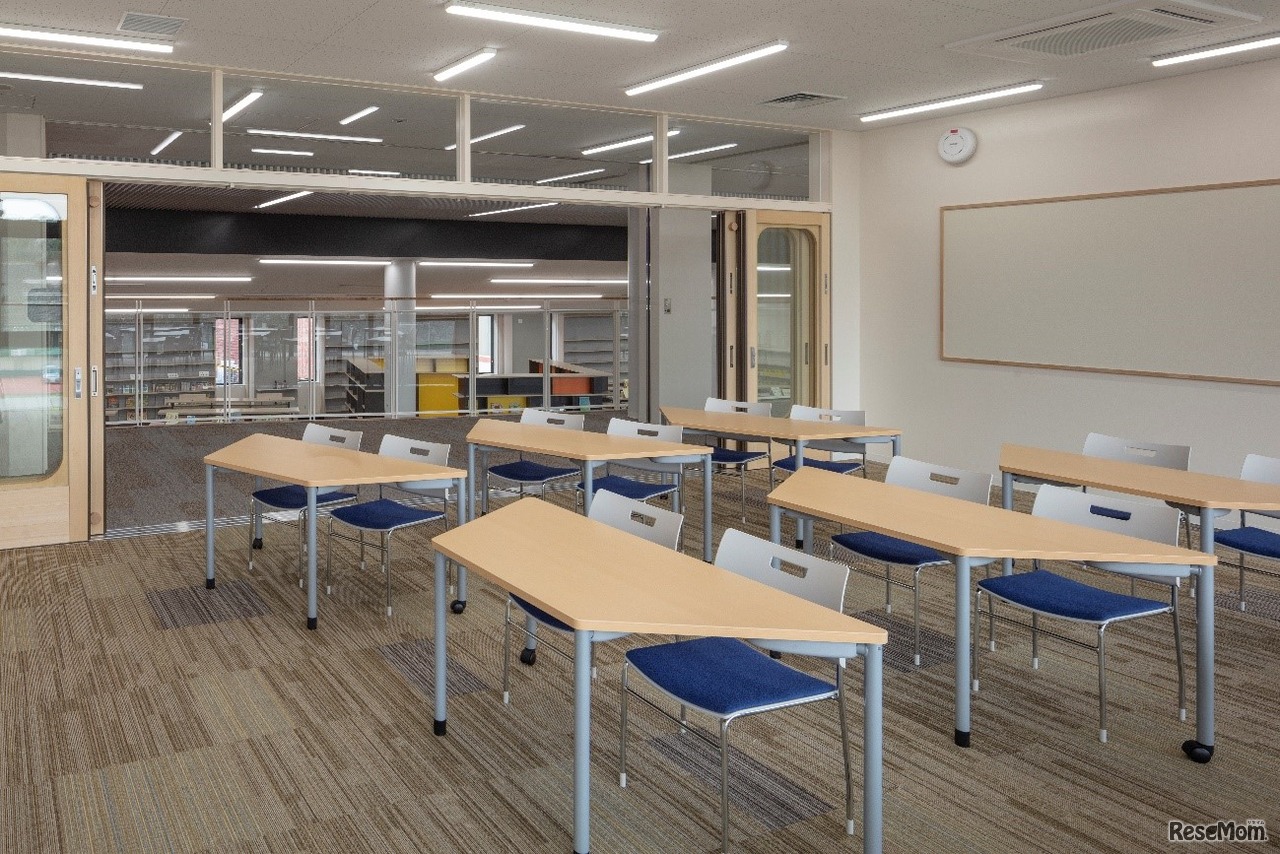 メディアラボ内のイングリッシュルームは、創設当初から行ってきた英語教育をさらに深めるべく、少人数指導が可能なイングリッシュルームを3室設置。中2階のライブラリーから階段を上がった場所にはオープンエリアの学習場所もある