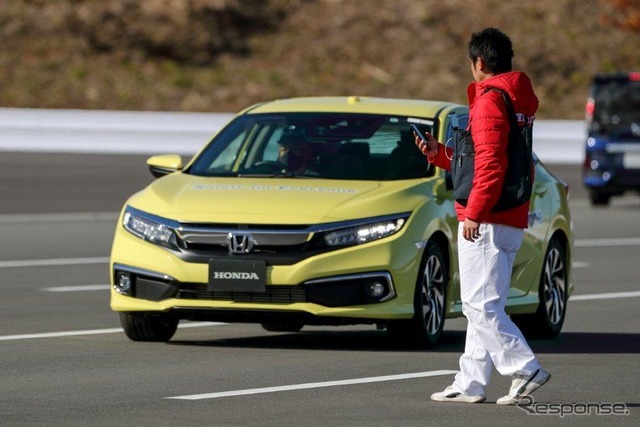 5G通信による歩行者事故低減のデモ（ホンダの将来安全技術）