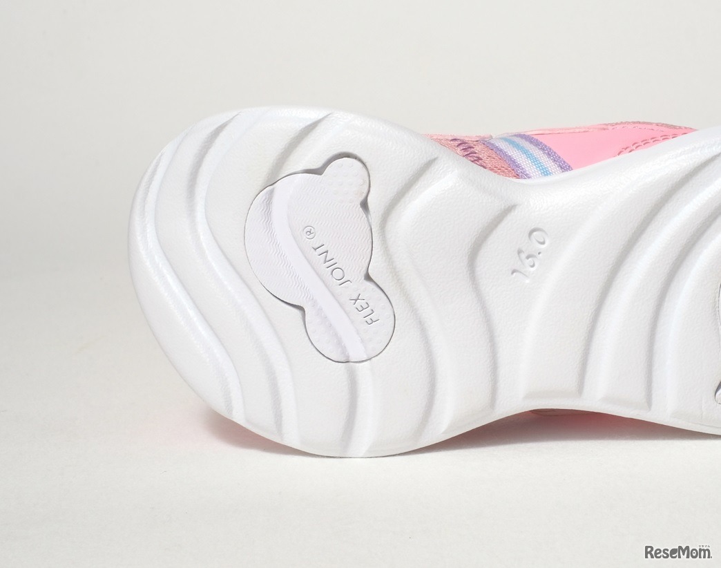 靴底は砂利や小石が詰まりにくい溝の深さと幅で、一定方向から洗い流せる