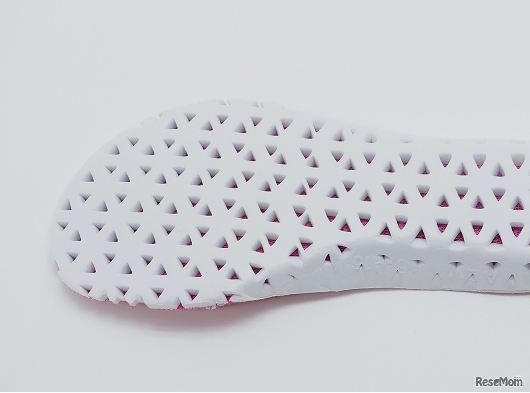 アッパーには砂が詰まりにくく通気性の良いメッシュ素材を使用し、インソールはパンチングを施し、速乾性を高めている