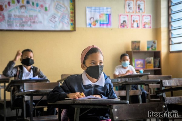 首都カラカスにある学校が再開され、対面で授業を受ける子どもたち（ベネズエラ、2021年10月撮影） (c)  UNICEF/UN0546715/Vera