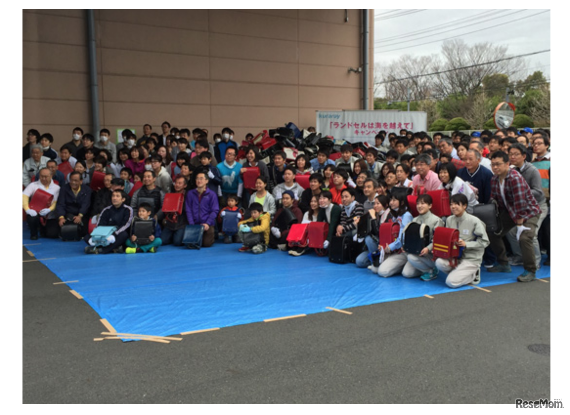 全国から倉庫へ送られたランドセルとボランティア