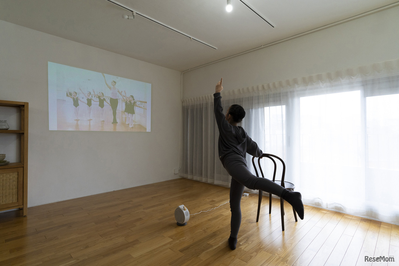 BenQモバイルプロジェクター「GV30」なら見ることと踊ることを同時にできる