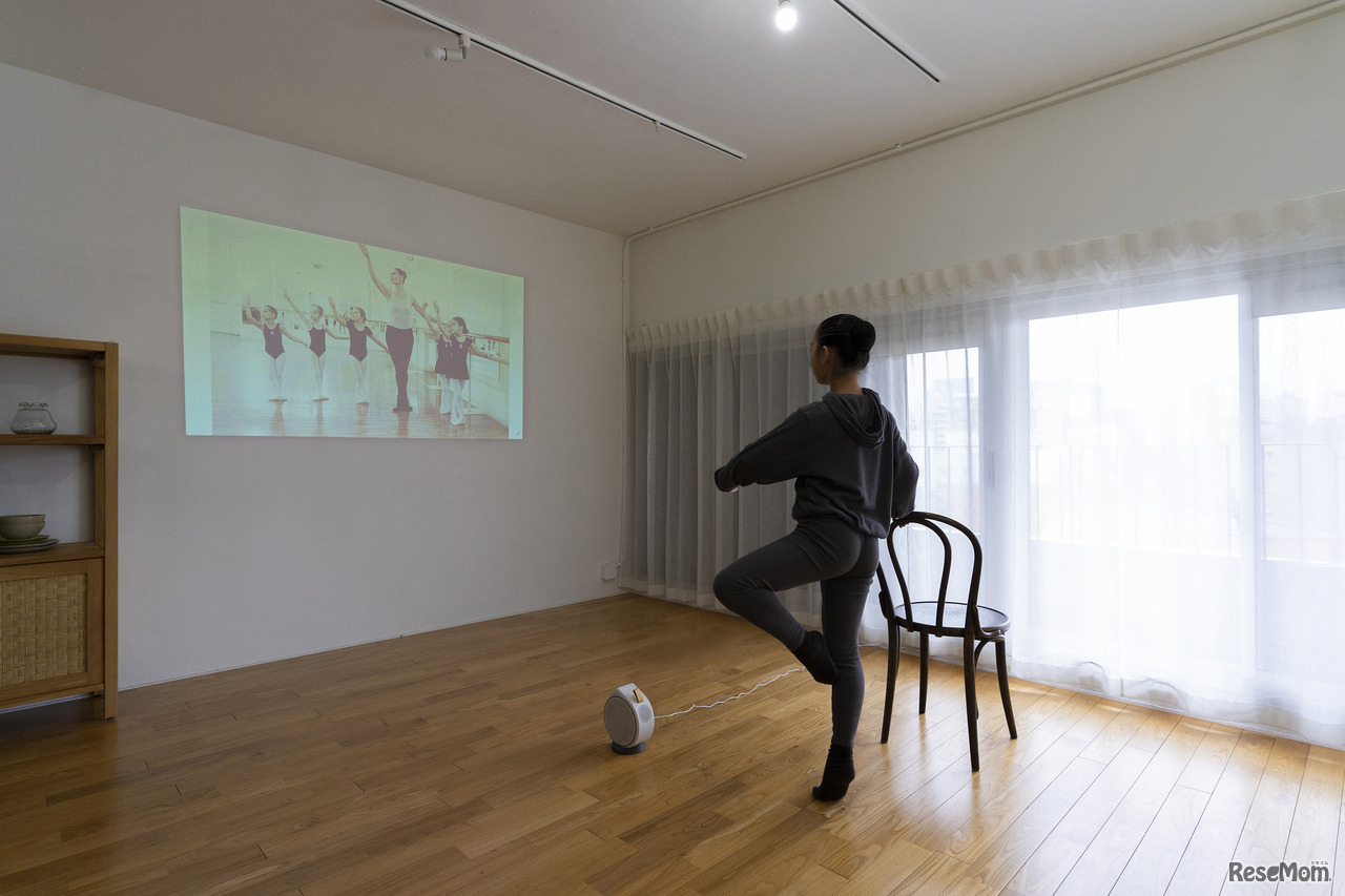 BenQモバイルプロジェクター「GV30」なら見ることと踊ることを同時にできる