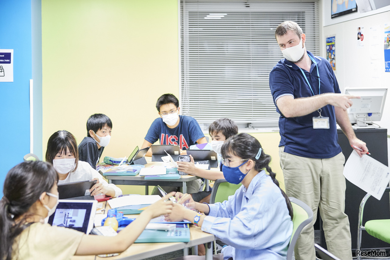 スピーキング時間が豊富なレッスンでは、講師やクラスメイトとの活発な対話を通して、英語で伝える自信を育む