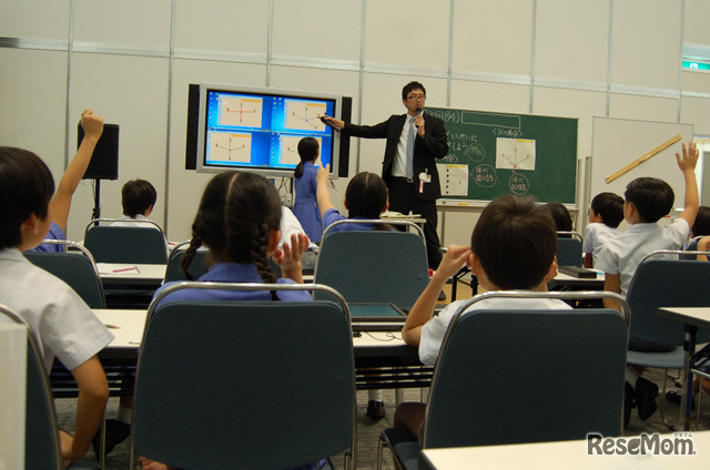 【算数】4グループの画面を、電子黒板に4分割画面で共有