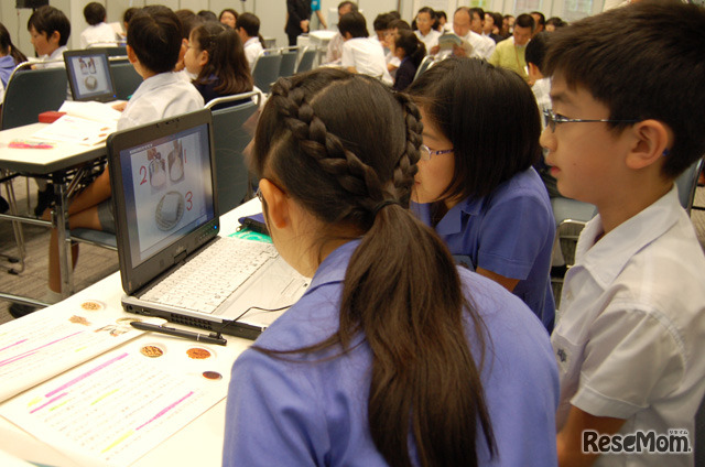 【国語】意見がまとまったら画面を立て、くるっとまわして教壇に向ける