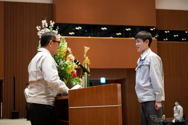 トヨタ工業学園卒業式　卒業生代表の渡邊瑠斗さん（右）と豊田章男社長