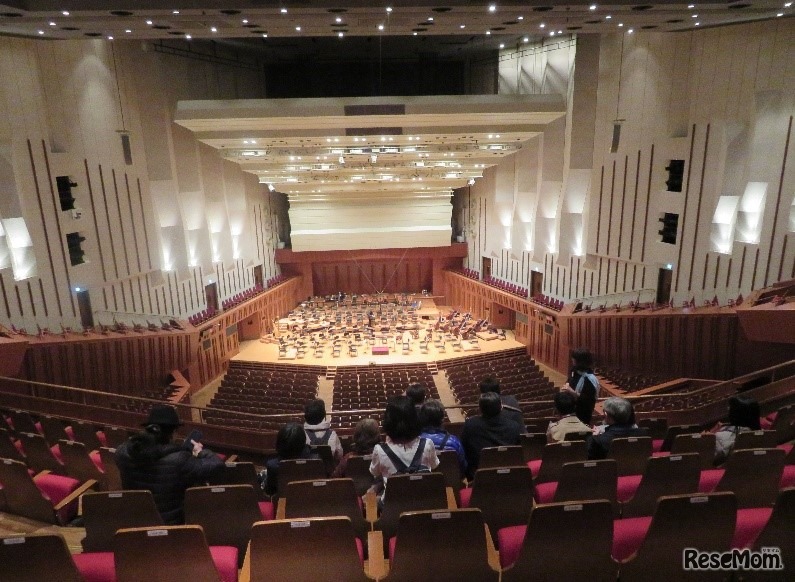 東京芸術劇場「劇場ツアー」参加者のようす