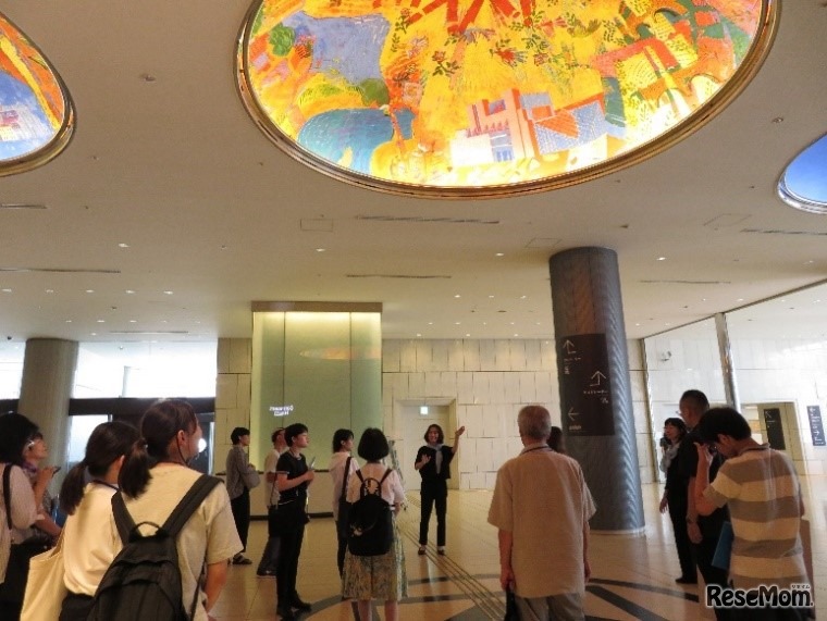 東京芸術劇場「劇場ツアー」参加者のようす