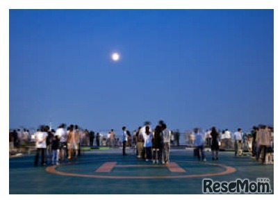 スカイデッキ観望会の様子（2009年撮影）