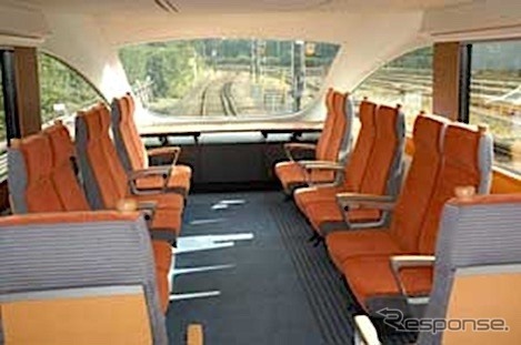 シートをロングシート状に線路と並行に配置して、いつもと違う眺望を楽しめるラウンジ仕様の展望席。