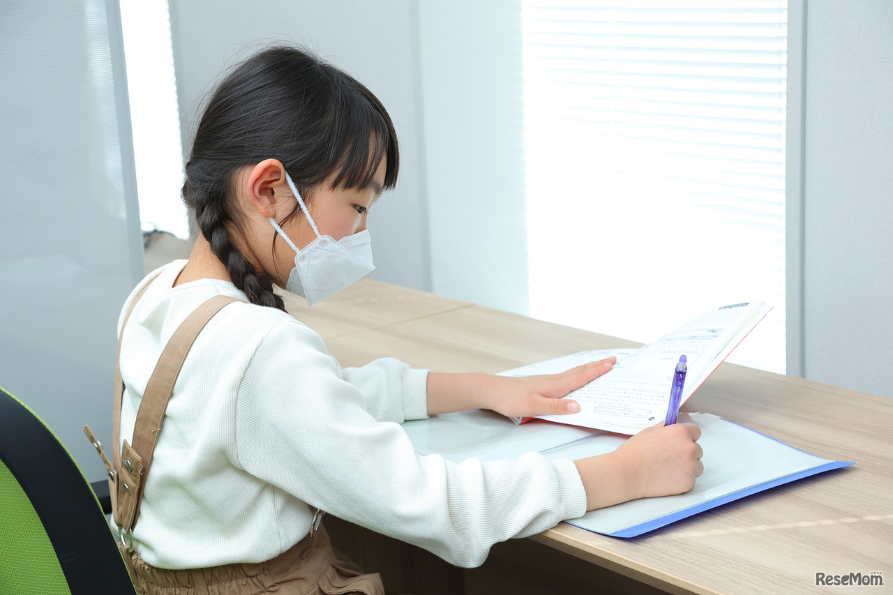 「普段使っているマスクもフィット感は良いけれど口の周りが圧迫される感じがあります。でもこのマスクはそういう感じがしないから、学校や塾の授業中も気にならず集中できそう」