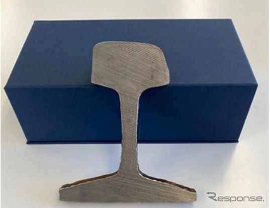 3980円のオンラインツアーで進呈されるJRレール文鎮。2020年5月に廃止された北海道医療大学～新十津川間で実際に使われていたレールを1cm厚でスライスしたもの（メッキ加工なし）。重さは約460g。