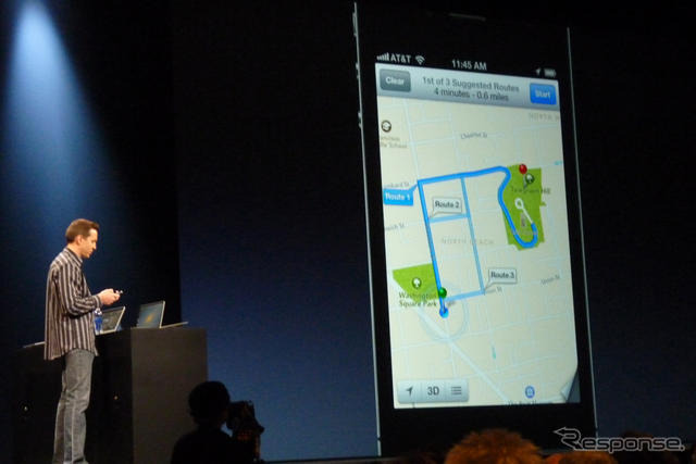 アップルの開発者向けイベントWWDC 2012（Apple World Wide Developpers Conference 2012）の基調講演、iOS 6のプレゼンテーションの様子。