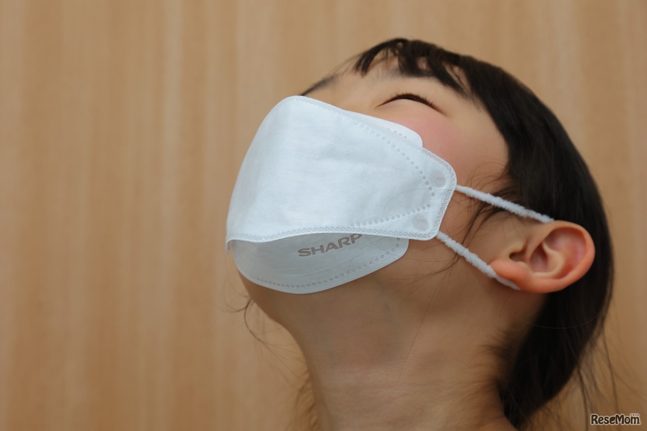 上を向いても顎、頬に隙間ができることなくフィットしている