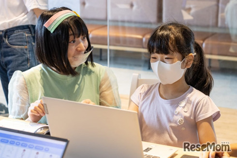 2021年開催のイベントより。「にゃんこスター アンゴラ村長と学ぶ！ なわとび音ゲーを作ろう！」の様子。講師は、お笑いコンビ・にゃんこスター。