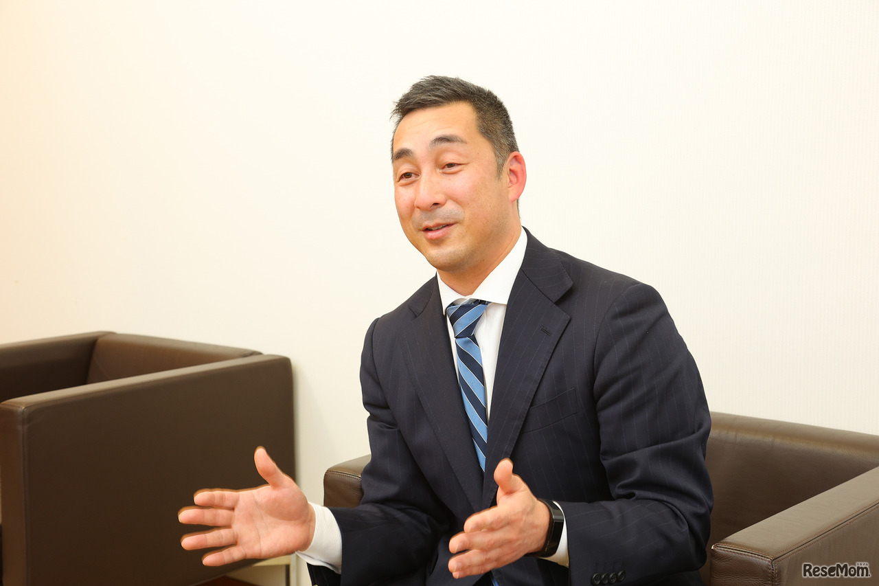 「フロアマスターとして卒業生が戻って来るととても嬉しい」と語る西村校長