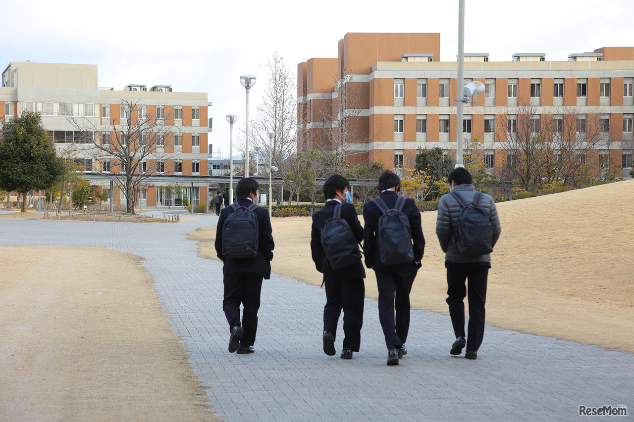 ハウスに帰宅していく生徒たち